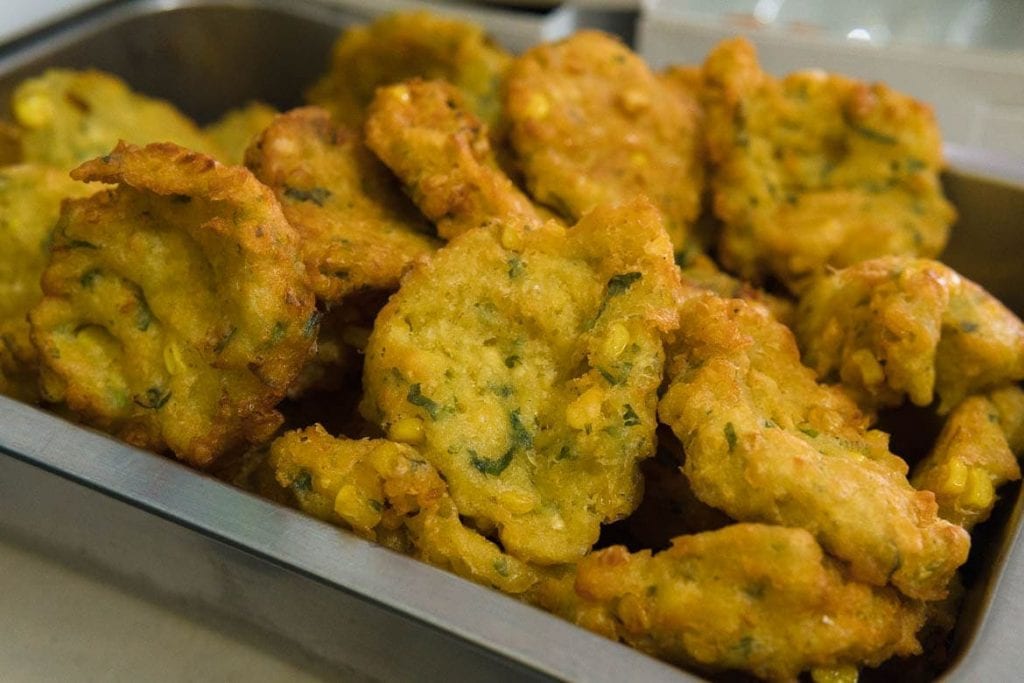 bolinho de milho frito empanado da Indonésia