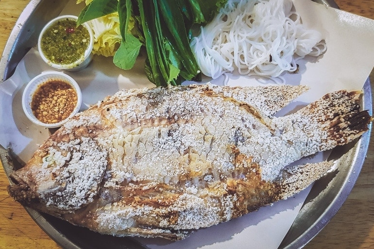 peixe grelhado recheado com ervas é uma comida tailandesa muito popular