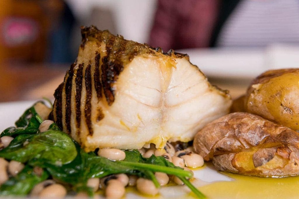 Um prato com bacalhau e batatas é uma das marcas da culinária portuguesa