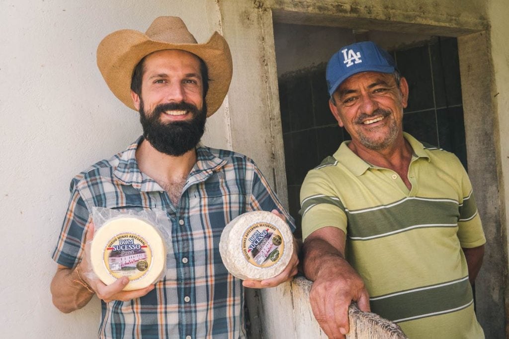 Adriano do Food'n Road com o produtor de queijo do serro Chokito da fazenda Bom Sucesso