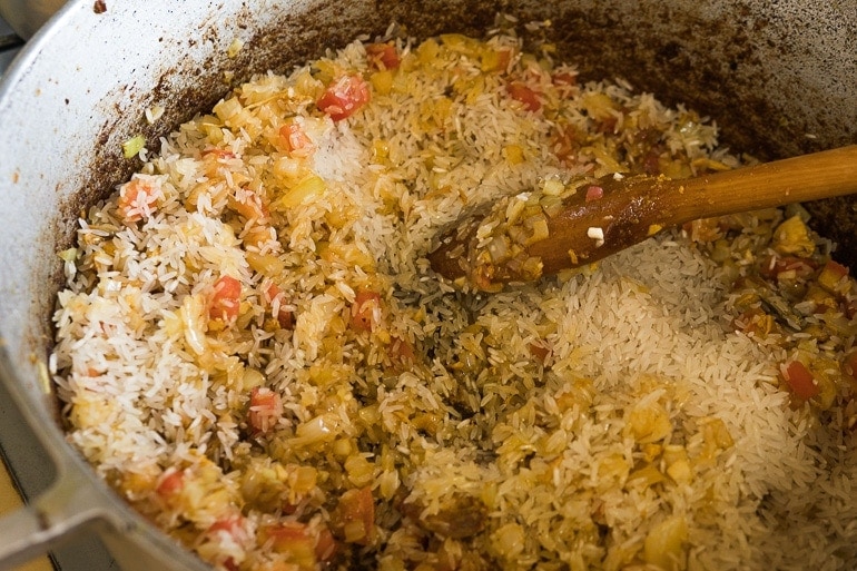 Como fazer galinhada - O arroz adicionado na panela