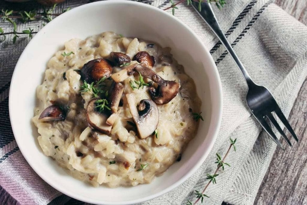 um prato de risoto italiano com cogumelos