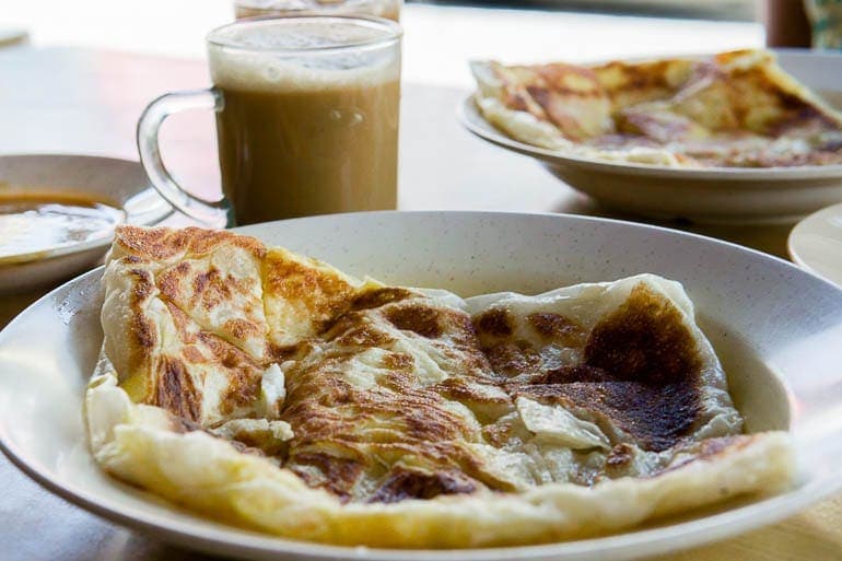 Roti Canai, pão típico da Malásia acompanhado de curry e teh tarik