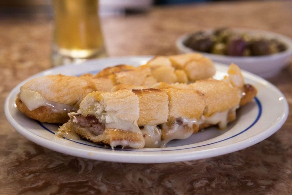 cachorrinho sandwich in the gazela cachorrinhos restaurant in Porto