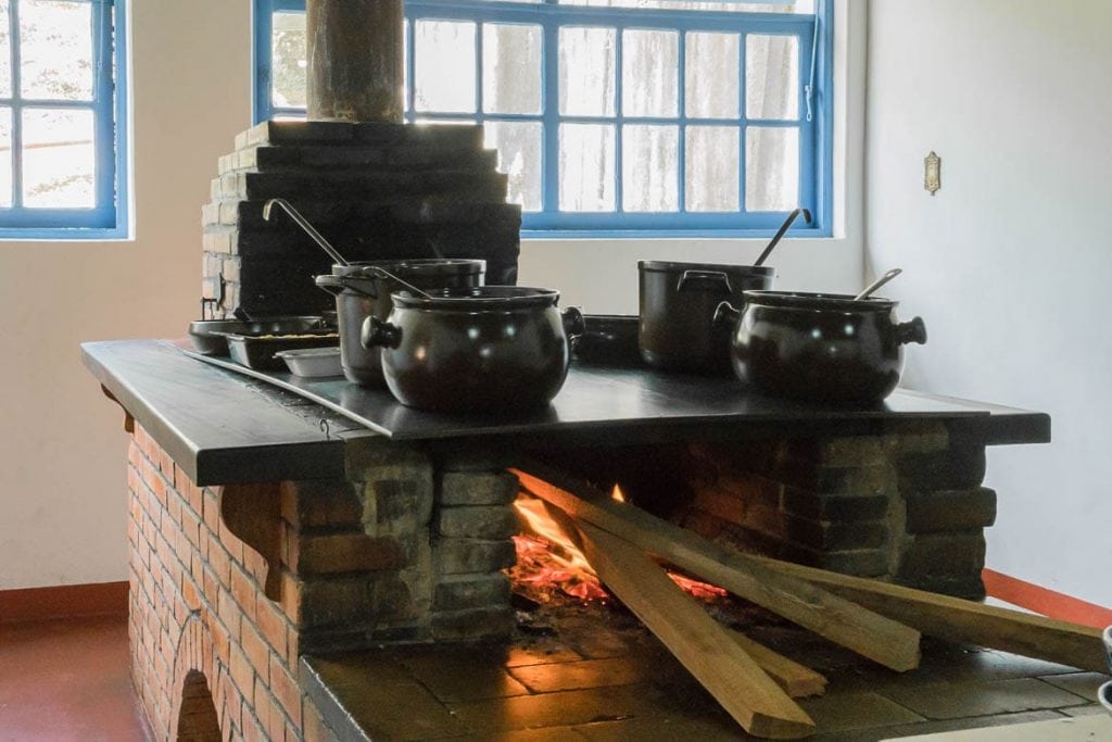 panelas de barro no fogão a lenha do restaurante do santuário do caraça em catas altas