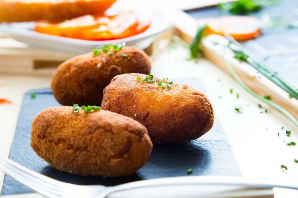 croquete espanhol servidos em um prato como tapa muito tradicional na espanha feita com molho bechamel e diferentes tipos de recheios