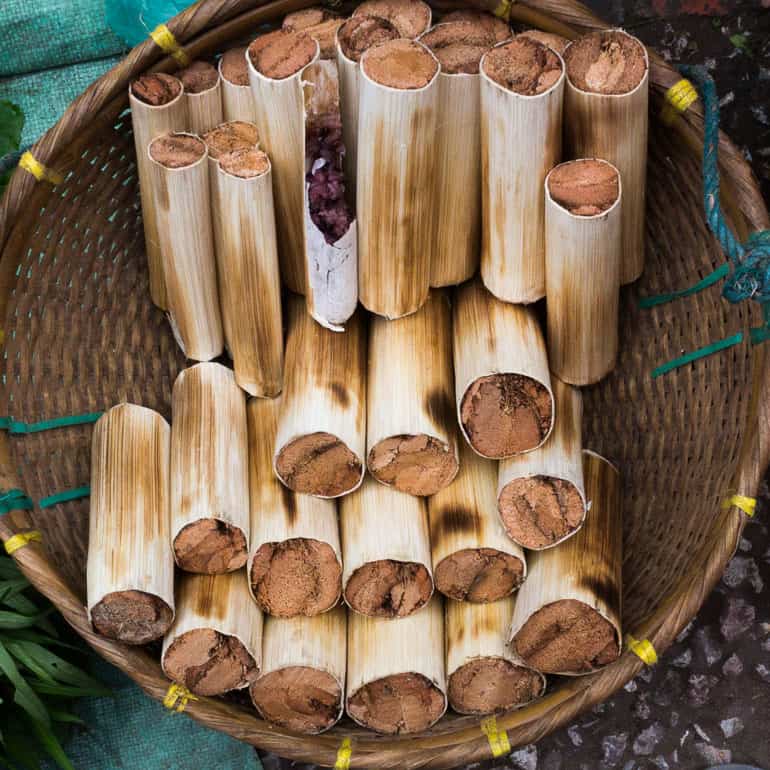 Arroz glutinoso ou sticky rice grelhado no bambu em Laos