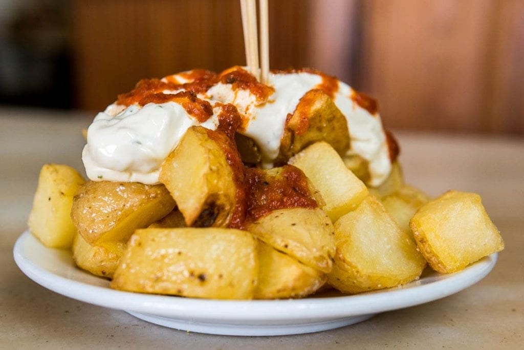 tapas de batatas fritas com molho picante e alioli chamada Patata Brava