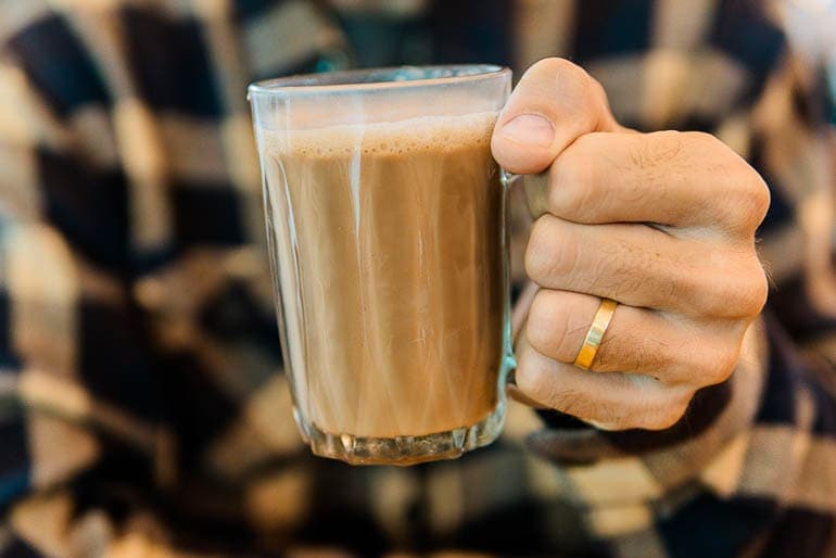 Copo de vidro com teh tarik bebida típica da Malásia