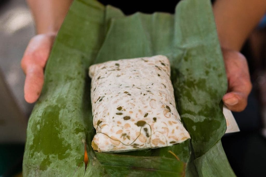 Tempeh é uma comida típica da Indonesia feita a partir da fermentada de soja e fungo