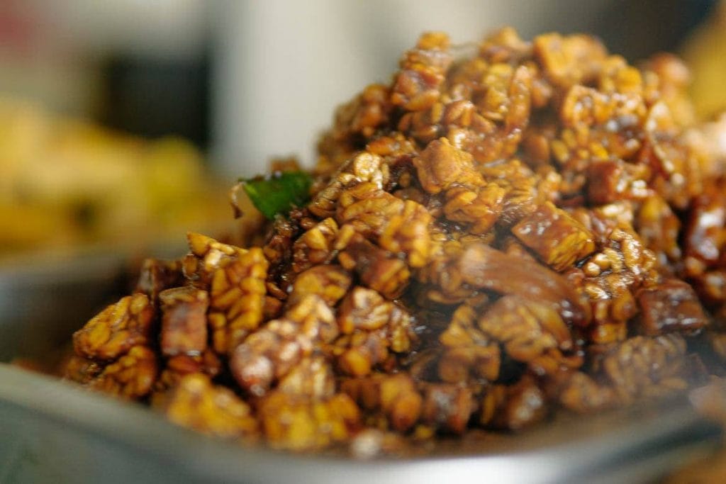 Tempeh Orek feito com tempe da Indonésia