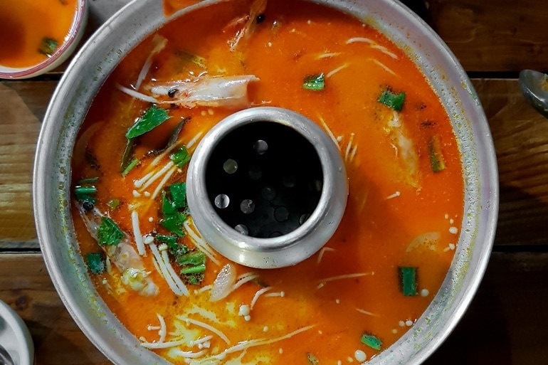 Tom Yum é um dos pratos típicos da Tailândia mais saborosos, uma sopa quente azeda e picante.