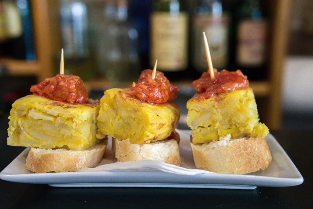 pintxos de tortilla um tapa espanhol muito popular