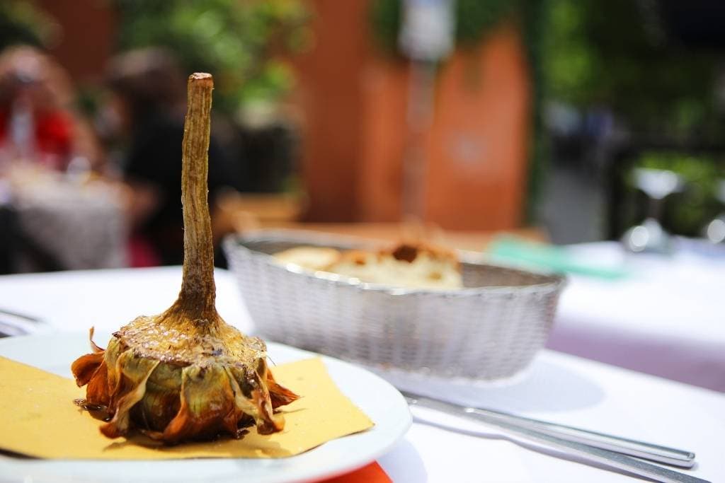 carciofi frito ao estilo "giudia" em roma de cabeça para baixo