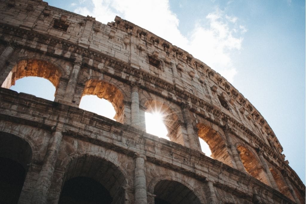 Coliseu durante o dia, um dos lugares para visitar em Roma