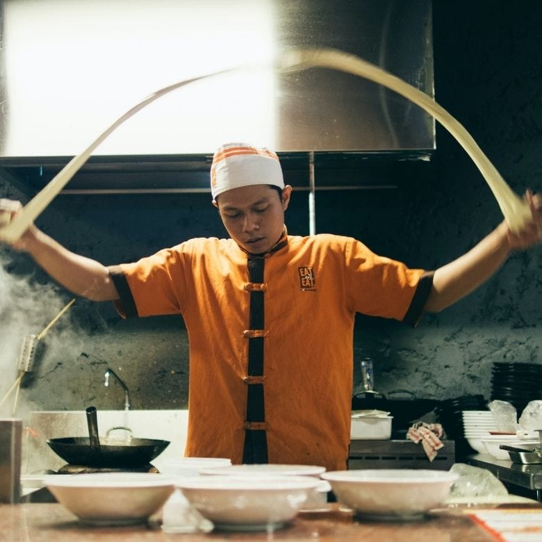 um chef japonês fazendo noodle, tipo de atividade inclusas no roteiro das nossas viagem culinárias