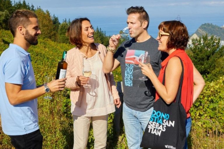 Tour de Txakoli em vinícola com degustação em Getaria e Zarautz