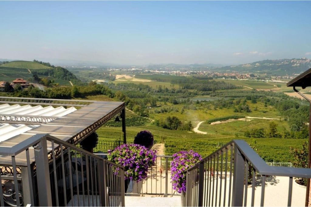 Vista dos quartos do hotel da vinícola Barbaresco Casa Boffa em Piemonte, Itália