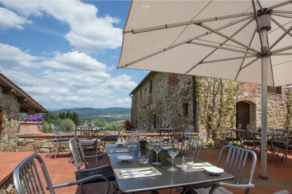 vista do terraço com mesas de jantar do hotel vinícola Castello Gabbiano na Toscana, Itália