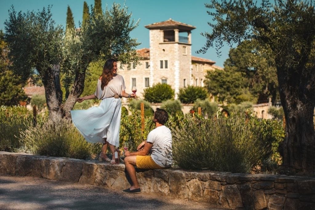 um casal nos jardins do hotel vinícola chateau de berne do hotel do vinho na França, região da Provença
