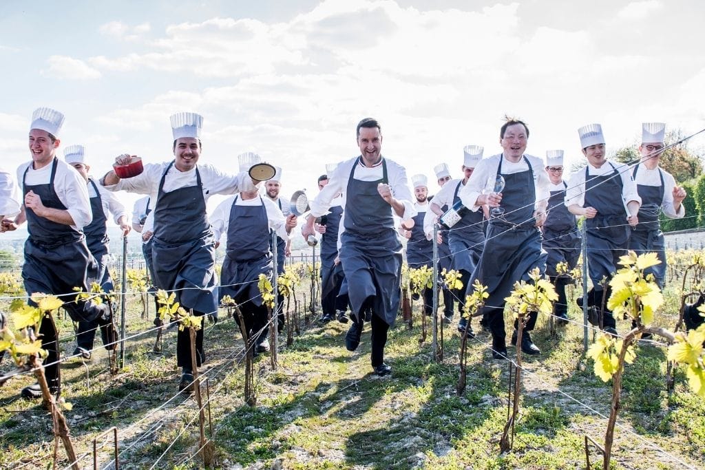 O chef do restaurante com sua equipe nos vinhedos do hotel de vinho em Champagne Domaine Les Crayères, na França