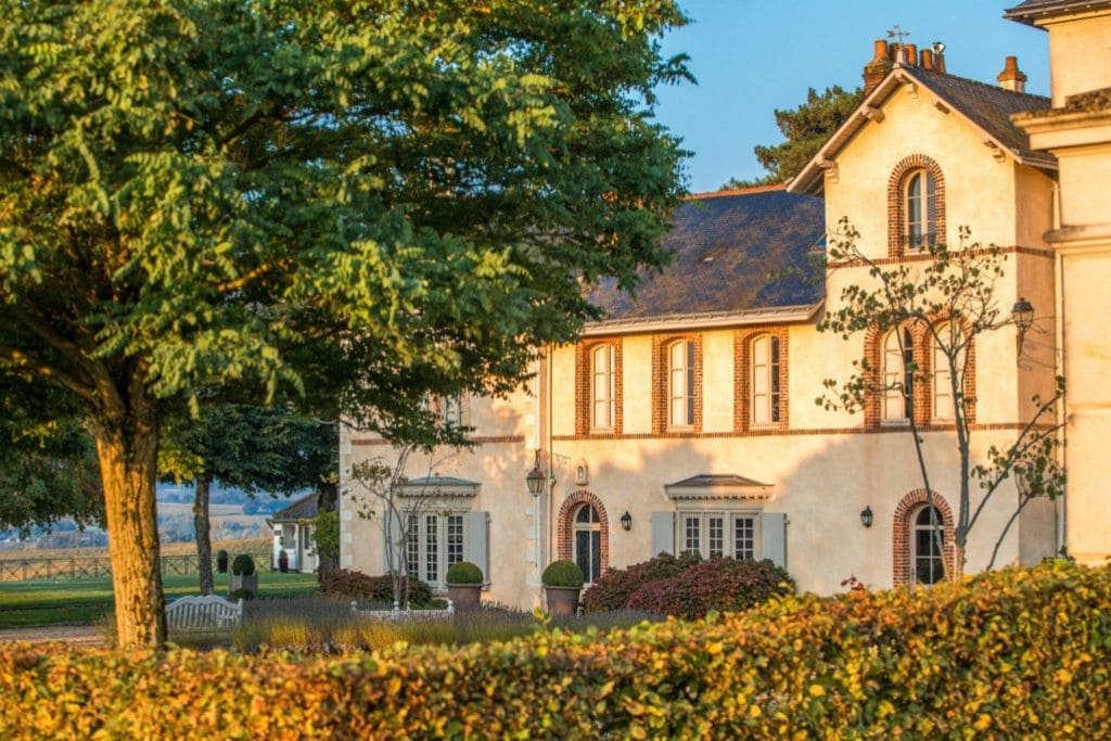 Linda fachada rodeada pela natureza do hotel vinícola Domaine de la Soucherie no Vale do Loire