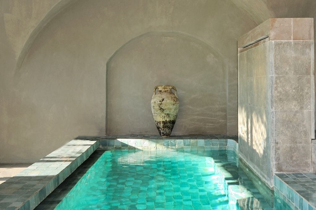 a piscina termal do Couvent d'Herepian Hotel Vinícola na França, região Languedoc-Roussillon