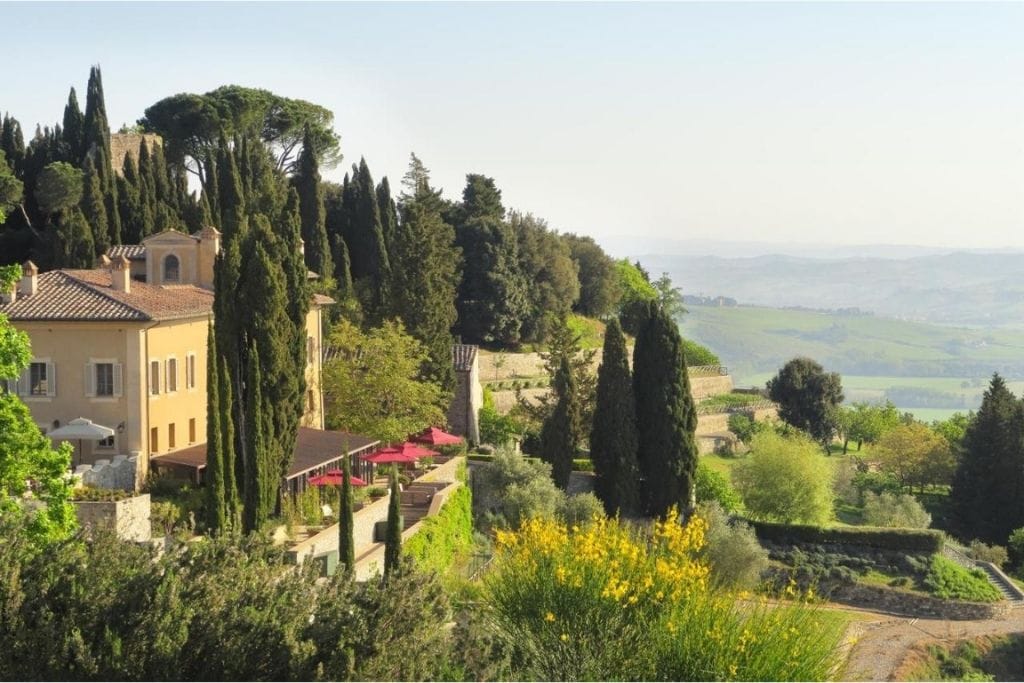 vista aérea do hotel de vinhos Rosewood Castiglion del Bosco na Toscana, Itália