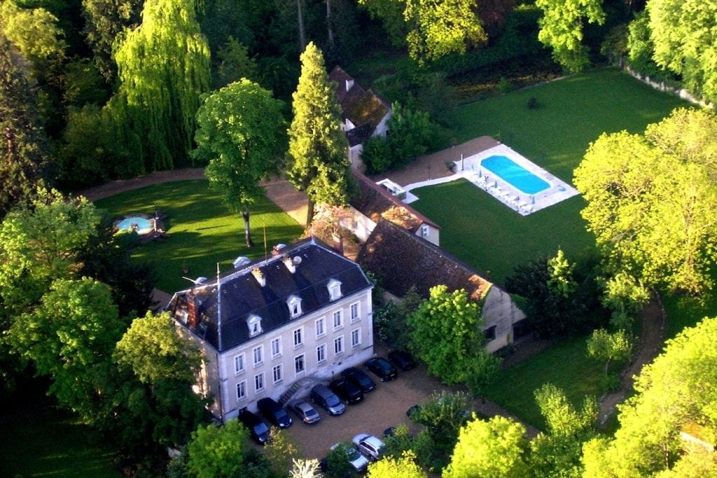 Vista aérea do hotel vinícola Chateau de Challanges em Borgonha, França