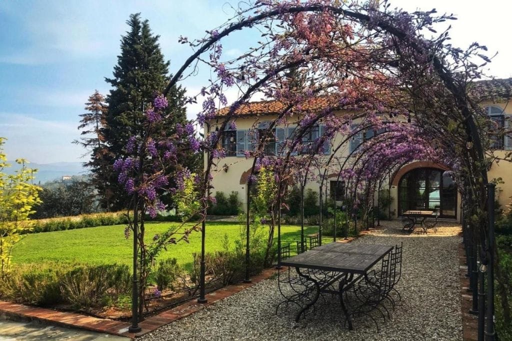 entrada com flores do hotel vinícola da toscana Villa Medicea di Lilliano na Itália