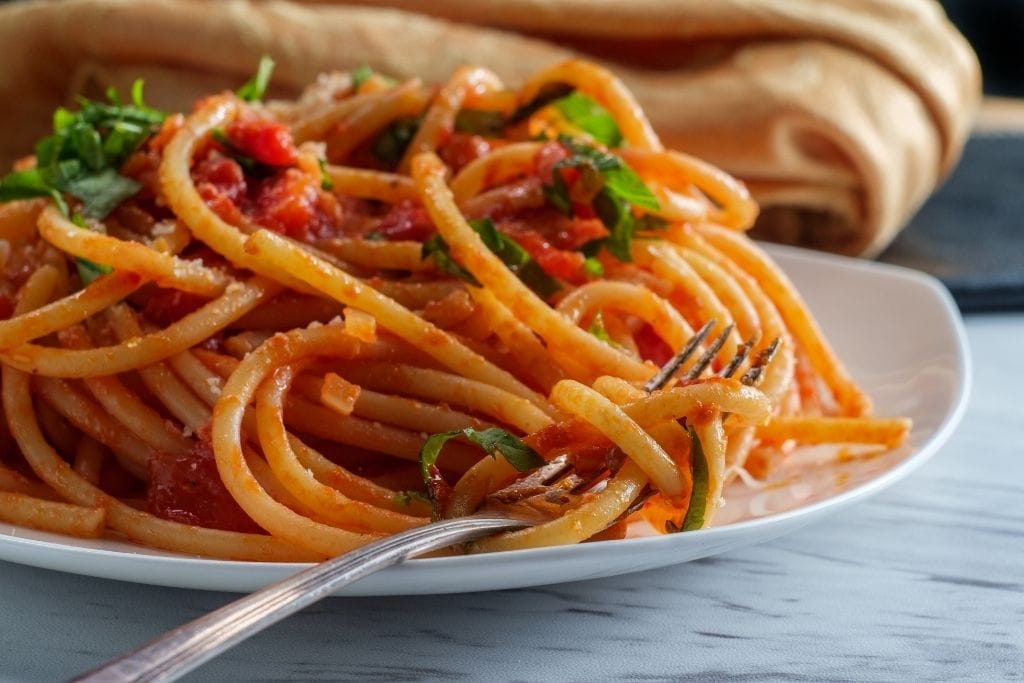 cacio e pepe em um prato servido apenas com queijo e pimenta-do-reino, comida romana muito tradicional