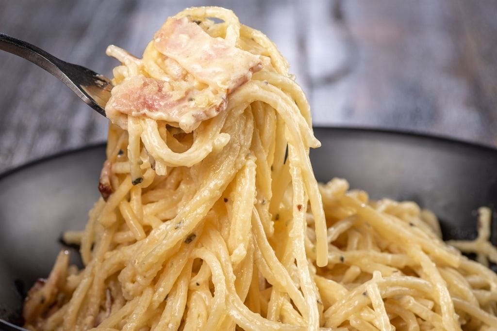 serving spaghetti carbonara in Rome