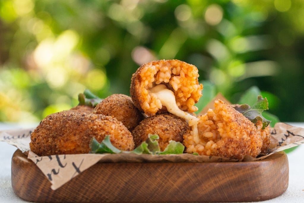 bolinho de risotto frito recheado com queijo