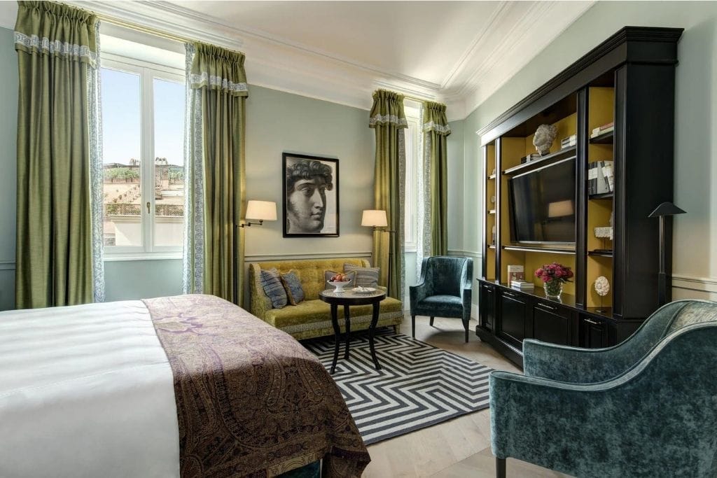 elegante quarto de hotel italiano em um dos melhores bairros para se hospedar em Roma